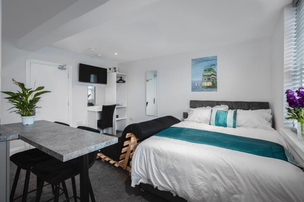 Ground Floor Apartment king bedroom at Polaris Apartments Blackpool